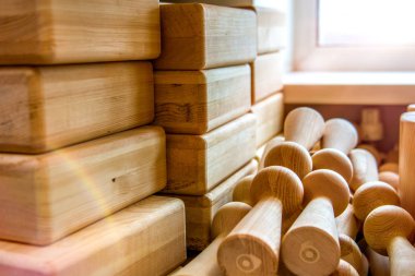 yoga dersleri, paspaslar, tuğla ve kayışlar, malzemeleri kase meditasyon için. yoga için ihtiyacın olan her şey.