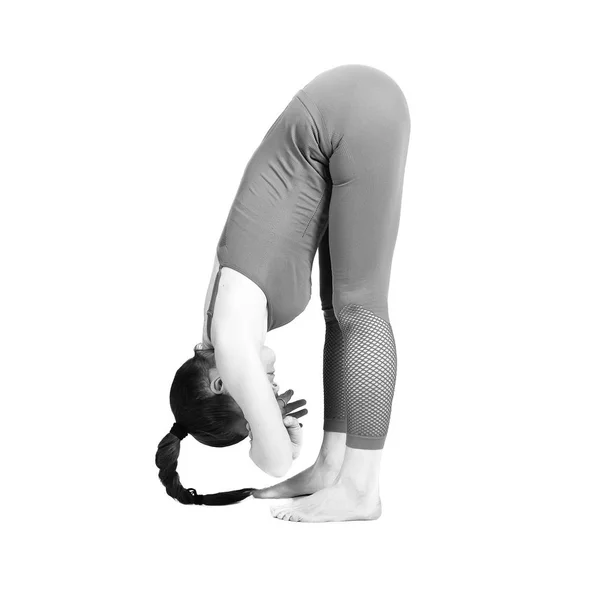 Chica joven realiza diferentes poses de yoga, modelo hermoso flexible sobre un fondo blanco. meditación y asanas . — Foto de Stock