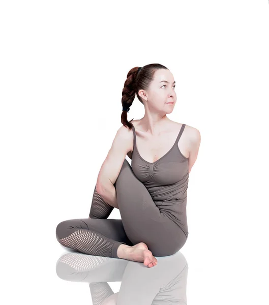 Junges Mädchen führt verschiedene Posen von Yoga, flexibles schönes Modell auf weißem Hintergrund. Meditation und Asanas. — Stockfoto