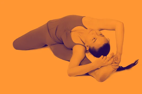 Jeune fille effectue différentes poses de yoga, beau modèle flexible sur un fond blanc. méditation et asanas . — Photo