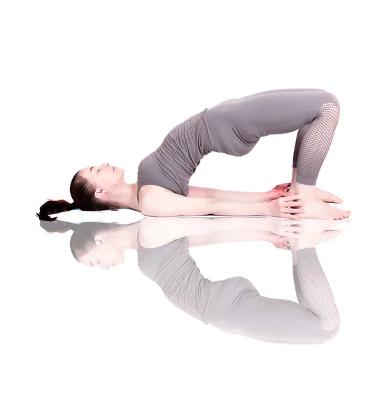 Jong meisje voert verschillende poses van yoga, flexibele mooie model op een witte achtergrond. meditatie en asana 's. — Stockfoto