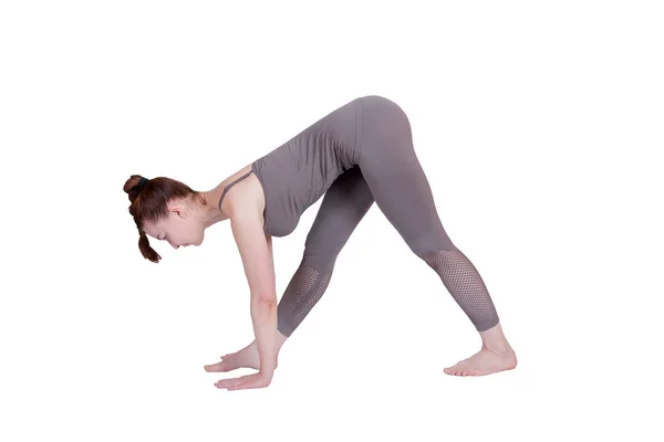 Chica joven realiza diferentes poses de yoga, modelo hermoso flexible sobre un fondo blanco. meditación y asanas . —  Fotos de Stock