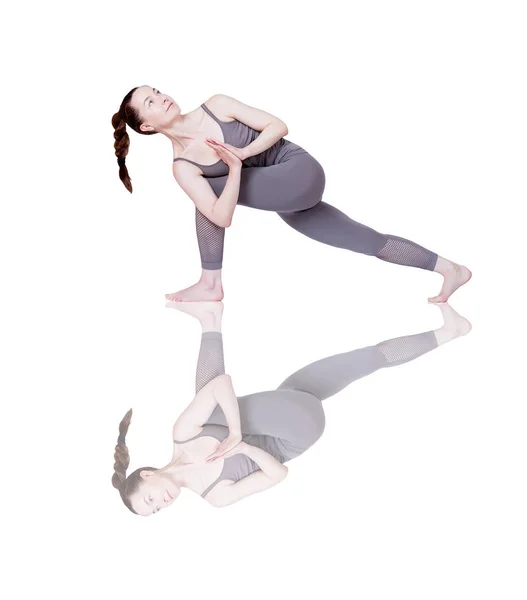 Fată tânără efectuează diferite poziții de yoga, model flexibil frumos pe un fundal alb. Meditație și asane . — Fotografie, imagine de stoc