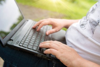 teknoloji ve iletişim, iş klavye ile bir dizüstü bilgisayar açık havada,