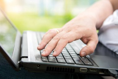 teknoloji ve iletişim, iş klavye ile bir dizüstü bilgisayar açık havada,