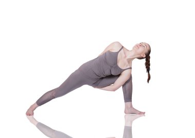 Genç kız Yoga, esnek güzel model beyaz bir arka plan üzerinde farklı pozlar gerçekleştirir. meditasyon ve asanas.