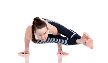 Genç kız Yoga, esnek güzel model beyaz bir arka plan üzerinde farklı pozlar gerçekleştirir. meditasyon ve asanas.