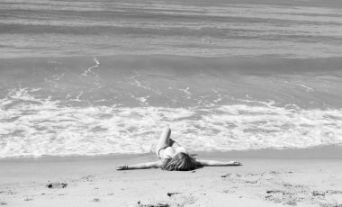 güzel kız bikini ıssız bir sahilde poz. beyaz kum, turkuaz deniz ve bir genç kız.