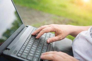 teknoloji ve iletişim, iş klavye ile bir dizüstü bilgisayar açık havada,