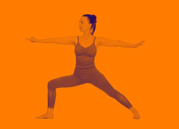 Chica joven realiza diferentes poses de yoga, modelo hermoso flexible sobre un fondo blanco. meditación y asanas . —  Fotos de Stock