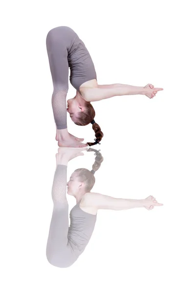 Giovane ragazza svolge diverse pose di yoga, flessibile bella modella su uno sfondo bianco. meditazione e asana . — Foto Stock