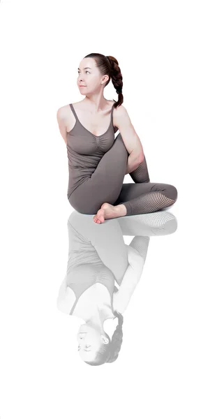 Fată tânără efectuează diferite poziții de yoga, model flexibil frumos pe un fundal alb. Meditație și asane . — Fotografie, imagine de stoc