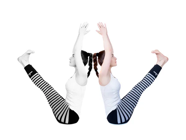 Νεαρό κορίτσι εκτελεί διαφορετικές πόζες της γιόγκα, ευέλικτο όμορφο μοντέλο σε λευκό φόντο. Διαλογισμός και asanas. — Φωτογραφία Αρχείου