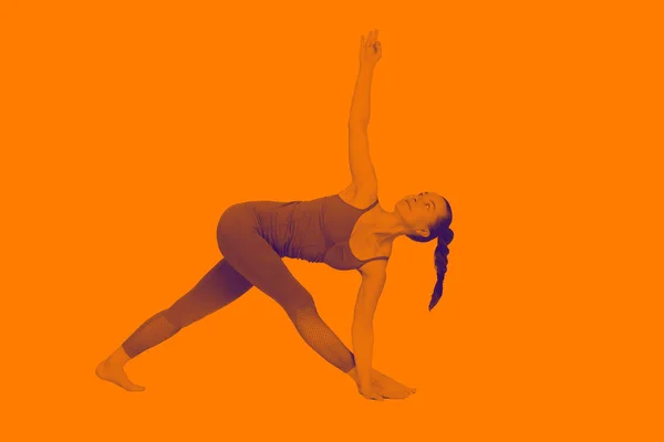 Chica joven realiza diferentes poses de yoga, modelo hermoso flexible sobre un fondo blanco. meditación y asanas . — Foto de Stock