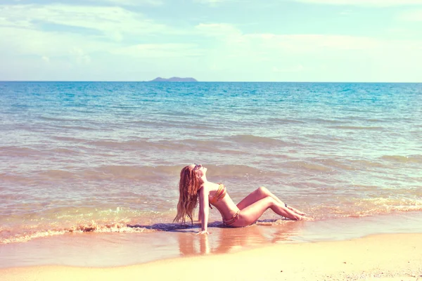 Menina Bonita Biquíni Posando Uma Praia Deserta Areia Branca Mar — Fotografia de Stock
