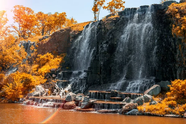 Hermosa cascada bajo la luz del sol, muchos chorros de agua hermosa rodeada de bosques verdes . — Foto de Stock