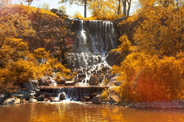 Bela cachoeira sob a luz do sol, muitos jatos de água bonita cercada por florestas verdes . — Fotografia de Stock