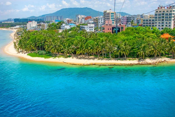 Bela vista da lagoa com areia branca e palmeiras, mar azul-turquesa. vista a partir do topo . — Fotografia de Stock