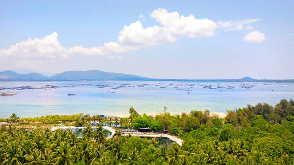 Hermosa vista de la laguna con arena blanca y palmeras, mar turquesa. vista desde la parte superior . — Foto de Stock