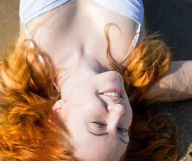 güzel kız bikini ıssız bir sahilde poz. beyaz kum, turkuaz deniz ve bir genç kız.