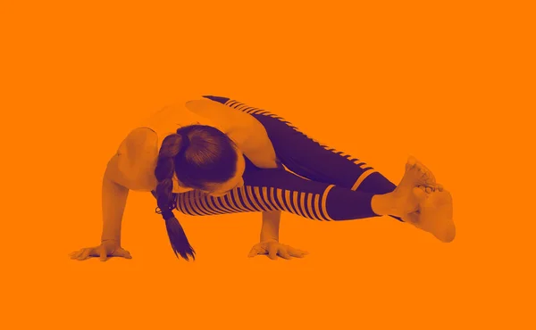 Chica joven realiza diferentes poses de yoga, modelo hermoso flexible sobre un fondo blanco. meditación y asanas . —  Fotos de Stock