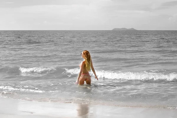 Menina bonita em biquíni posando em uma praia deserta. areia branca, mar azul-turquesa e uma jovem . — Fotografia de Stock