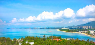 beyaz kum ve palmiye ağaçları, turkuaz deniz ile lagün güzel manzarasına. En baştan görüntülemek.