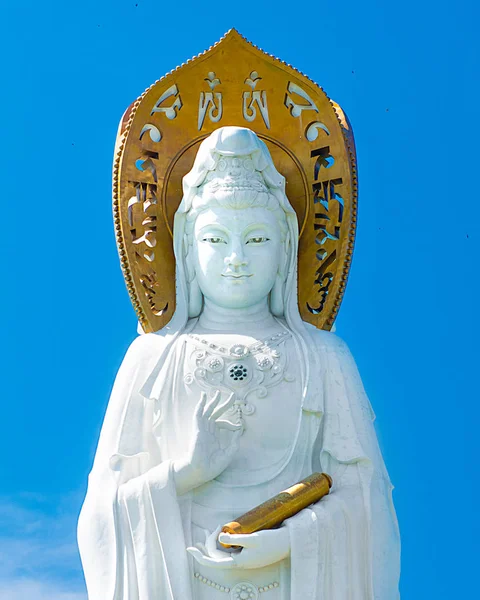 Buddhistischer Park, offener Raum, viele Statuen und wunderschöne Plätze auf der Insel Sanya. — Stockfoto