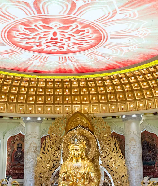 Le Centre du Bouddhisme à Sanya. Temple avec Lotus au plafond, Bouddha d'or et de nombreuses statues et déesses . — Photo