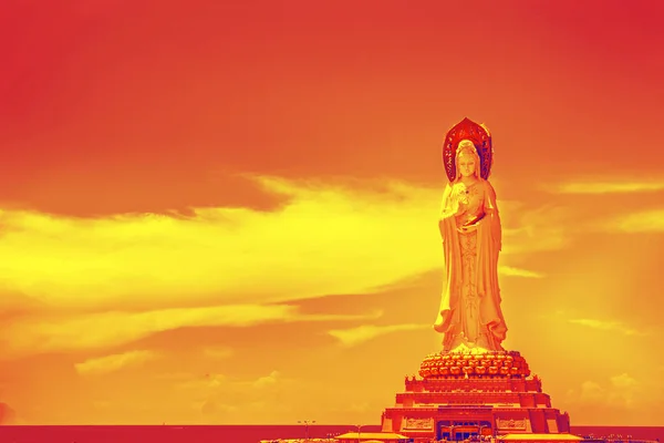 三亚岛上的佛教公园, 开阔的空间, 许多雕像和美丽的地方. — 图库照片