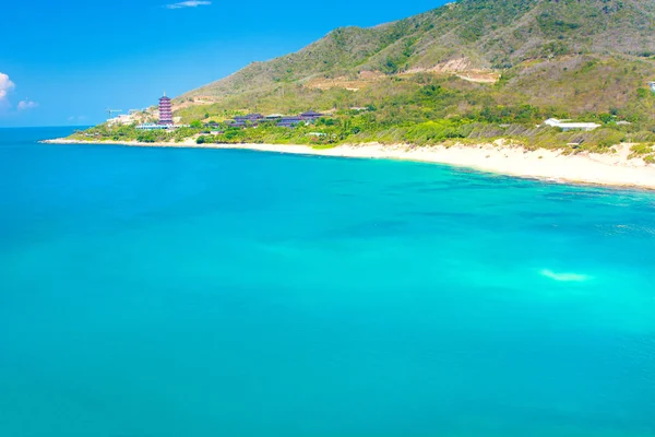 Parque Budista, espacio abierto, muchas estatuas y hermosos lugares en la isla de Sanya . — Foto de Stock