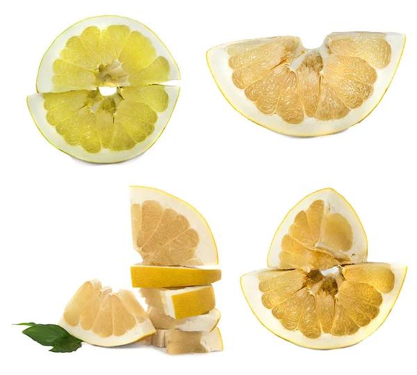 Pamelo fruta grande y jugosa sobre un fondo blanco, diferentes vistas en una hoja. Cítricos color brillante sin fondo . — Foto de Stock