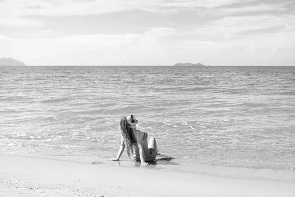 Menina bonita em biquíni posando em uma praia deserta. areia branca, mar azul-turquesa e uma jovem . — Fotografia de Stock