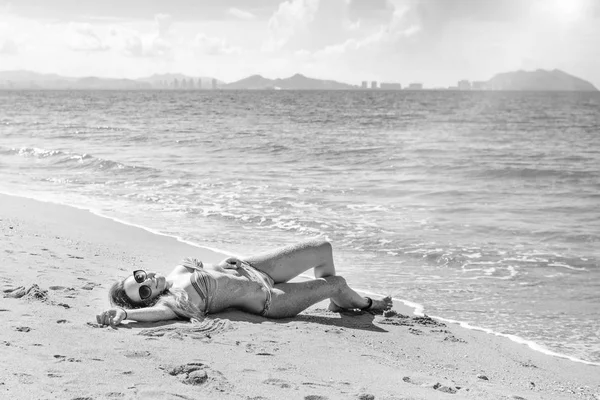 Menina bonita em biquíni posando em uma praia deserta. areia branca, mar azul-turquesa e uma jovem . — Fotografia de Stock