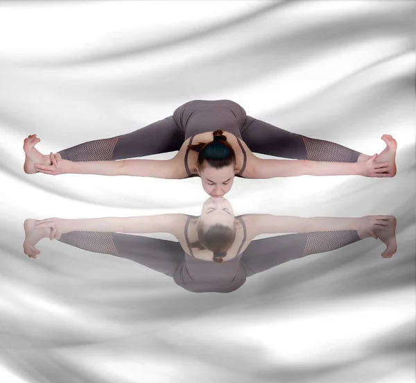 Fată Tânără Efectuează Diferite Poziții Yoga Model Flexibil Frumos Fundal — Fotografie, imagine de stoc
