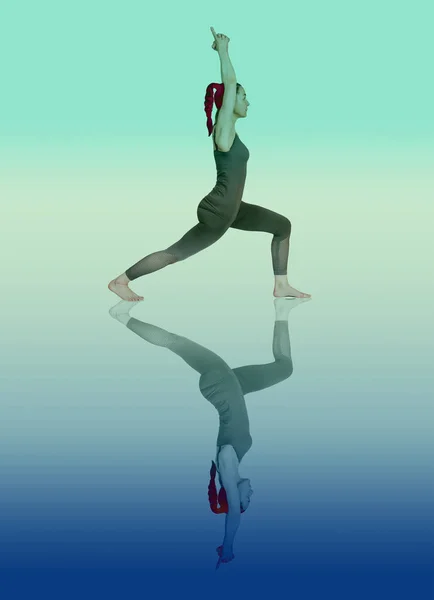 Chica joven realiza diferentes poses de yoga, modelo hermoso flexible sobre un fondo blanco. meditación y asanas . —  Fotos de Stock