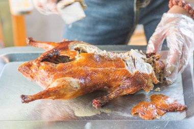 Cook sulu ördeğe Pekin, güzel, aşçı sağlamak hazır parlak ve lezzetli yemek kesti..