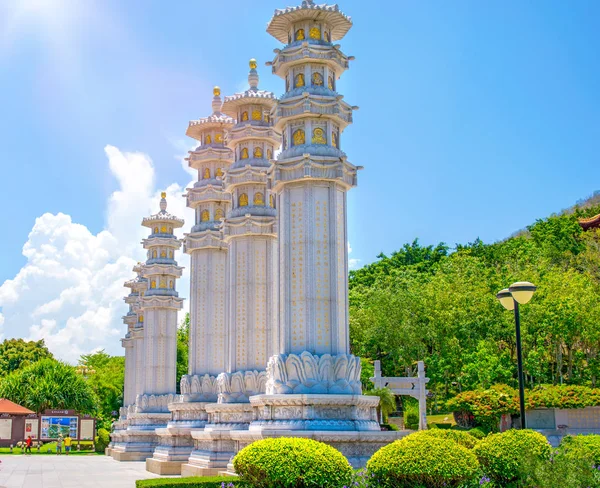 Parque Budista, espaço aberto, muitas estátuas e lugares bonitos na ilha de Sanya . — Fotografia de Stock