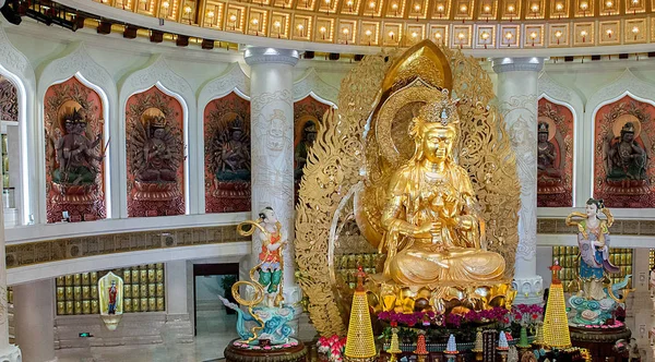 Le Centre du Bouddhisme à Sanya. Temple avec Lotus au plafond, Bouddha d'or et de nombreuses statues et déesses . — Photo