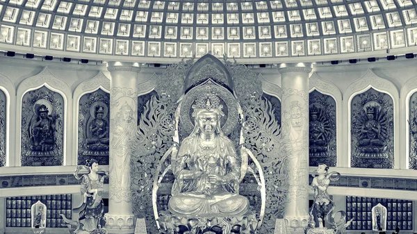 O Centro do Budismo em Sanya. Templo com Lótus no teto, Buda Dourado e muitas estátuas e deusas . — Fotografia de Stock