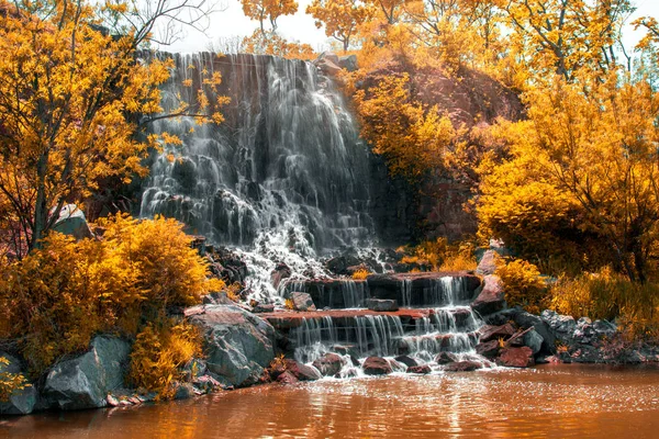 Prachtige waterval in zonlicht, vele mooie waterstralen, omgeven door groene bossen. — Stockfoto