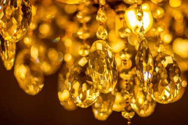 güzel, parlak avize, büyük renkli kristaller çok. Tavanda asılı avize ışık Wisps.