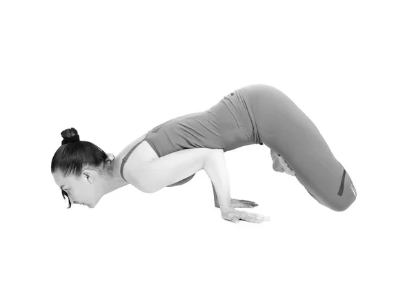 Chica joven realiza diferentes poses de yoga, modelo hermoso flexible sobre un fondo blanco. meditación y asanas . —  Fotos de Stock