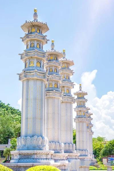 Parque Budista, espacio abierto, muchas estatuas y hermosos lugares en la isla de Sanya . —  Fotos de Stock