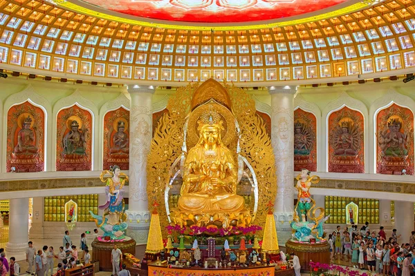 Das Zentrum des Buddhismus in Sanya. Tempel mit Lotus an der Decke, goldenem Buddha und vielen Statuen und Göttinnen. — Stockfoto