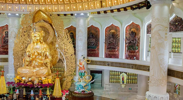 Das Zentrum des Buddhismus in Sanya. Tempel mit Lotus an der Decke, goldenem Buddha und vielen Statuen und Göttinnen. — Stockfoto