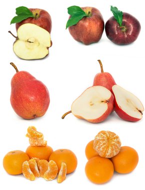 bir sürü beyaz bir arka plan üzerinde olgunlaşmış ve sulu meyve. Elma ve armut ve Mandarin birlikte. 