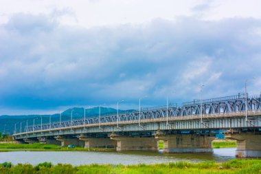 Araba ve tren tarafından gezinmek için Nehri demiryolu Köprüsü. 