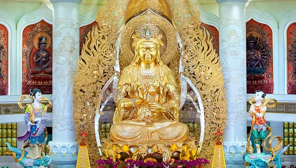 Das Zentrum des Buddhismus in Sanya. Tempel mit Lotus an der Decke, goldenem Buddha und vielen Statuen und Göttinnen. — Stockfoto