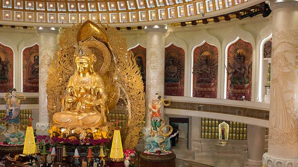 Das Zentrum des Buddhismus in Sanya. Tempel mit Lotus an der Decke, goldenem Buddha und vielen Statuen und Göttinnen. — Stockfoto